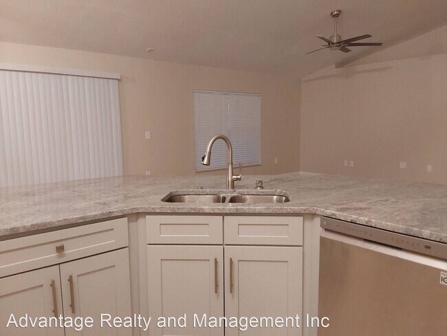 Building Photo - 4 br, 2 bath House - 33 East Diamond Dr.