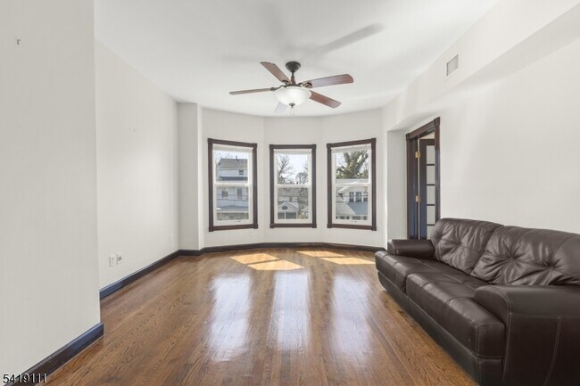 Foto del edificio - 7 Rosedale Ave