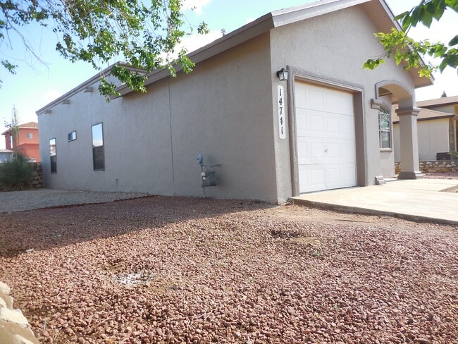 Foto del edificio - 14741 Calhoun Dr