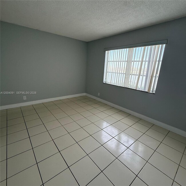 Foto del edificio - 8710 N Sherman Cir