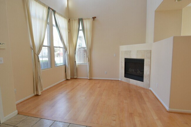 Building Photo - Bright 3 Bedroom 3 Bath Home in Desirable ...