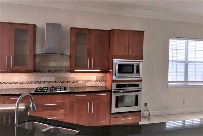 Building Photo - 1493 Silverado Dr