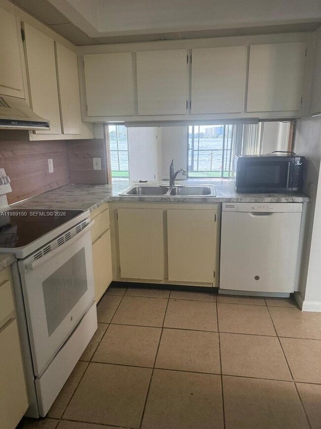 Foto del edificio - 109 Lake Emerald Dr