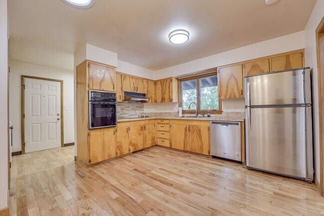 Foto del edificio - Incredible 3 Bed 2 Bath right by CSU! Avai...