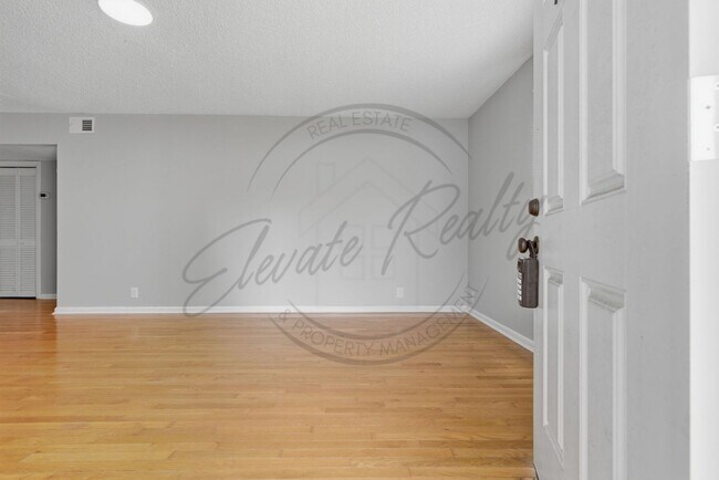 Foto del edificio - Two Bedroom Duplex in Hermitage with Back Deck!