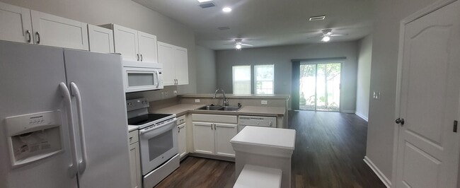 Building Photo - Spacious 2BR/2.5 Bathroom Northside Townho...