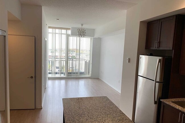 Photo du bâtiment - 830 Lawrence Ave W