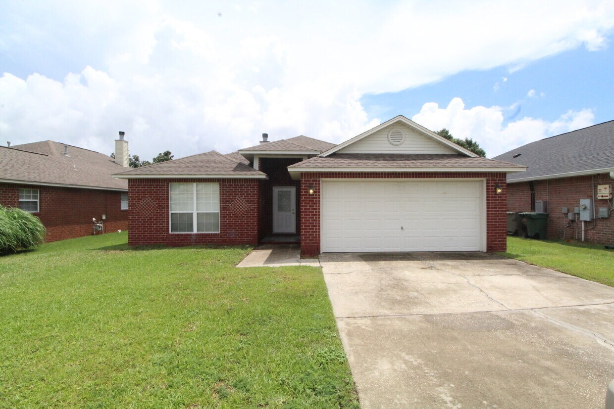 Foto principal - Spacious Southwest Pensacola Home with 2-C...