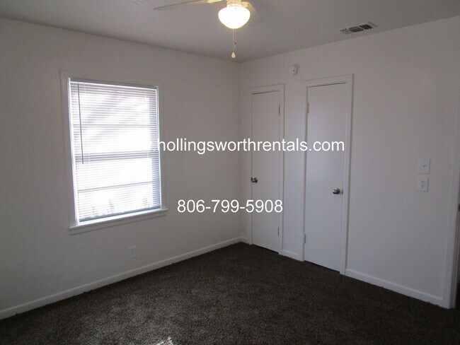 Foto del edificio - 3 Bedroom, 2 Baths, 2 living rooms with extra large Laundry Room House