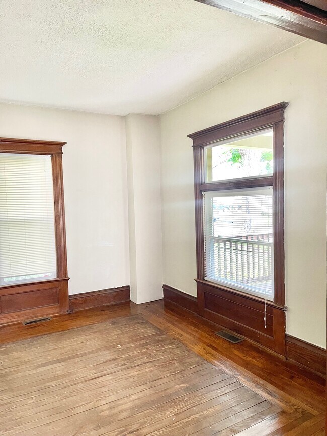 Building Photo - 121 Stowe St