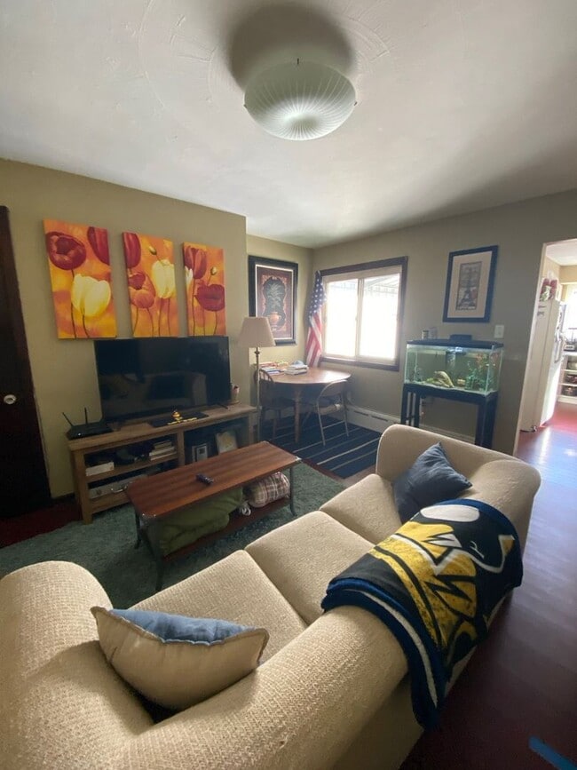 Building Photo - AVAILABLE AUGUST 2024 - Great 4+ Bed, 1.5 ...