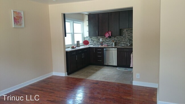 Building Photo - 3 br, 1 bath House - 657 Pleasant St
