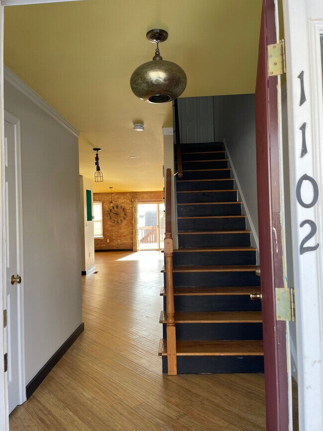 Building Photo - 1102 Almond Dr