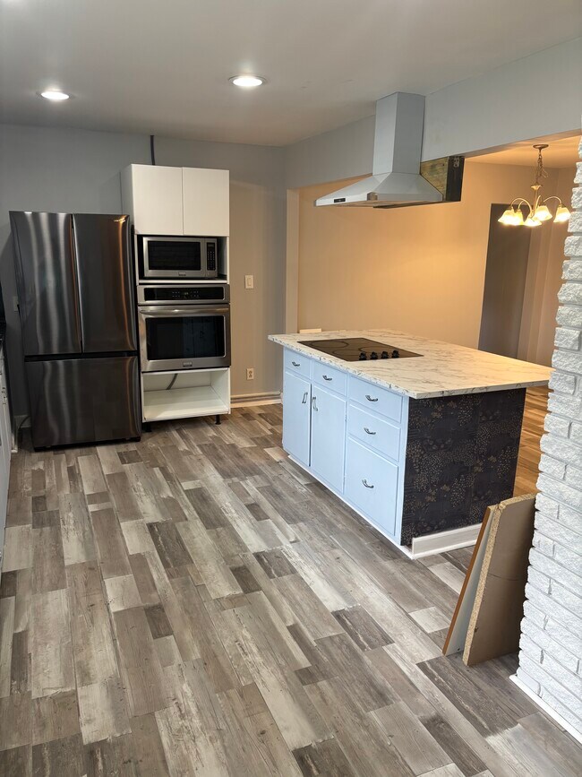 Cocina con electrodomésticos nuevos. - 6225 Branch Hill Cir