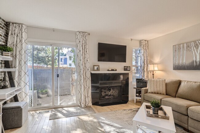 Foto del edificio - Evolve Real Estate: Spacious 3 Bed 3 bath Townhouse  in LITTLETON! Available 7/5/2026!