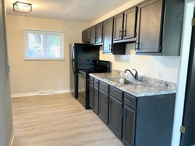 Building Photo - 36155 Theresa St