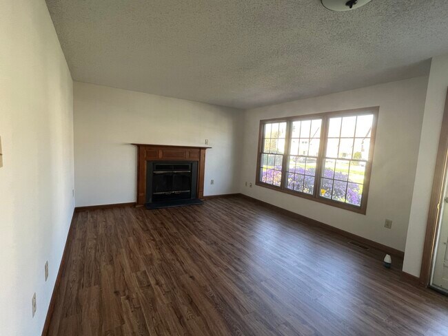 Living - 138 Heritage Ln