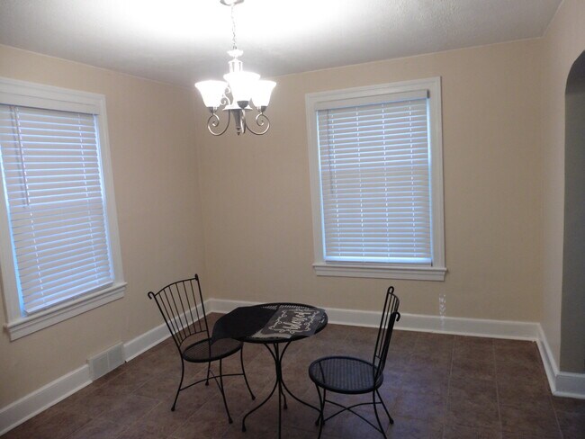 Comedor - 319 Crompton Rd