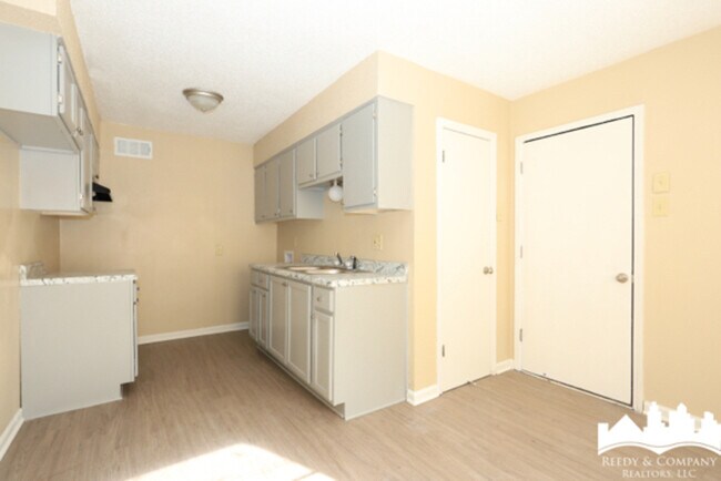 Foto del edificio - 3682 Royal Wood Dr