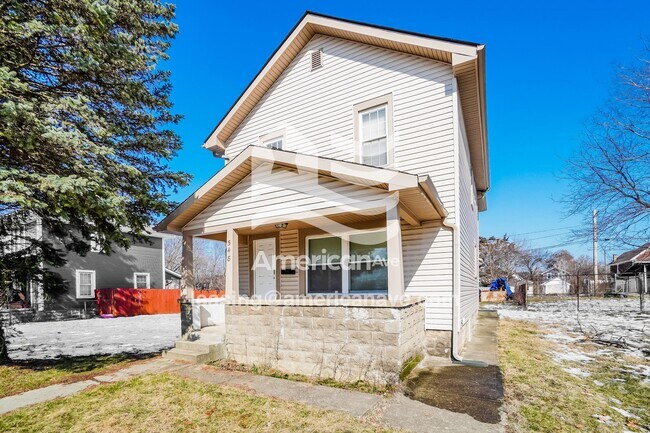 Building Photo - 548 E Markison Ave