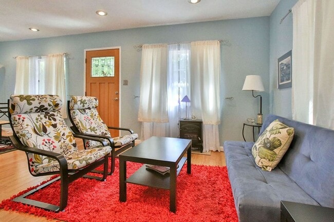 Building Photo - Darling updated 1925 Home in Lake Oswego is a Must See!