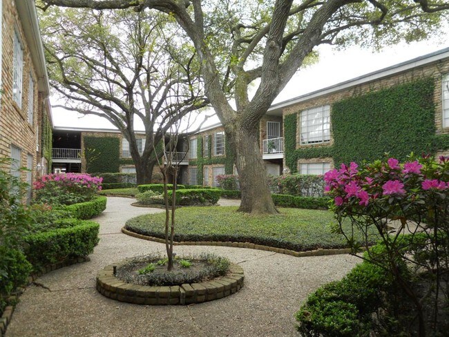 Building Photo - 2121 Fountain View Dr