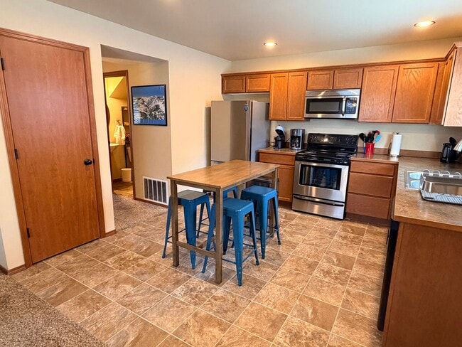 Building Photo - Short term, fully furnished home! 3 bed, 2.5 bath, central a/c, w/d, d/w, covered parking, great ...