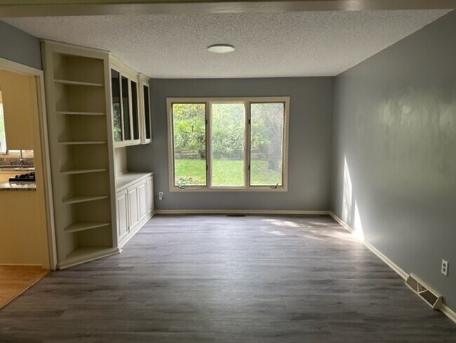 Building Photo - Spacious two story 5 bedroom home! Complet...
