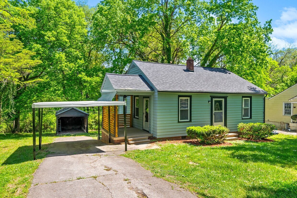 Foto principal - 2 Bedroom Home For Rent Near Madison Street!