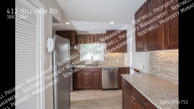 Building Photo - 3 BR, 2BA Two car parking Just renovated s...