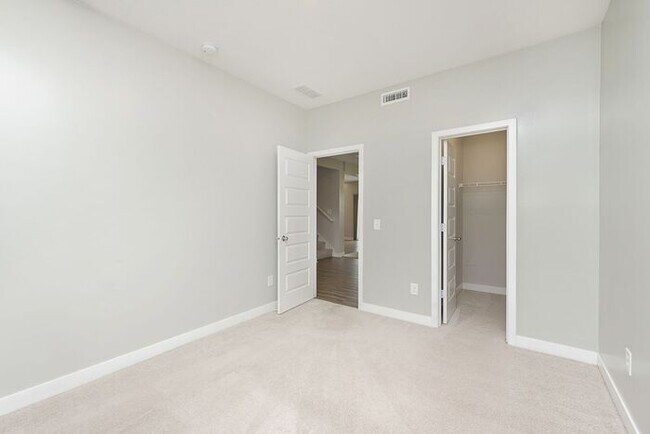 Building Photo - Newer 5 Bed 3 Full Bath in Great Avon Loca...