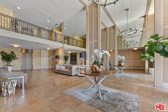 Building Photo - 809 S Bundy Dr