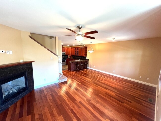 Building Photo - Beautiful 3 Bed 2.5 Bath Town House With A...