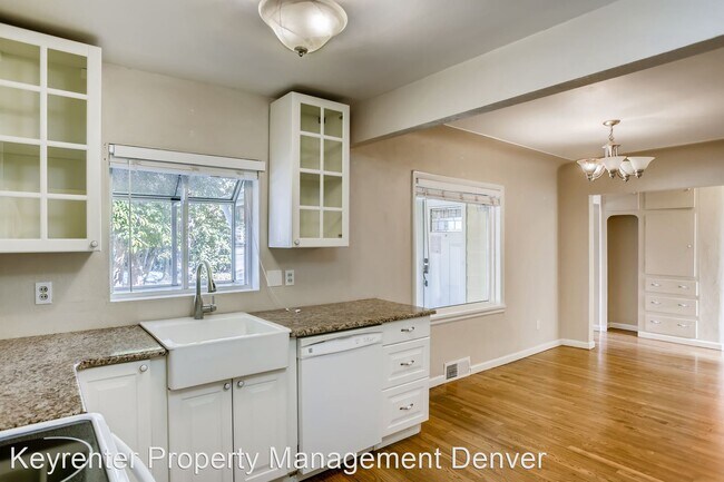 Building Photo - 3 br, 1 bath House - 364 S Oak St