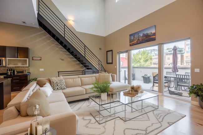 Building Photo - 1002 W Lake St