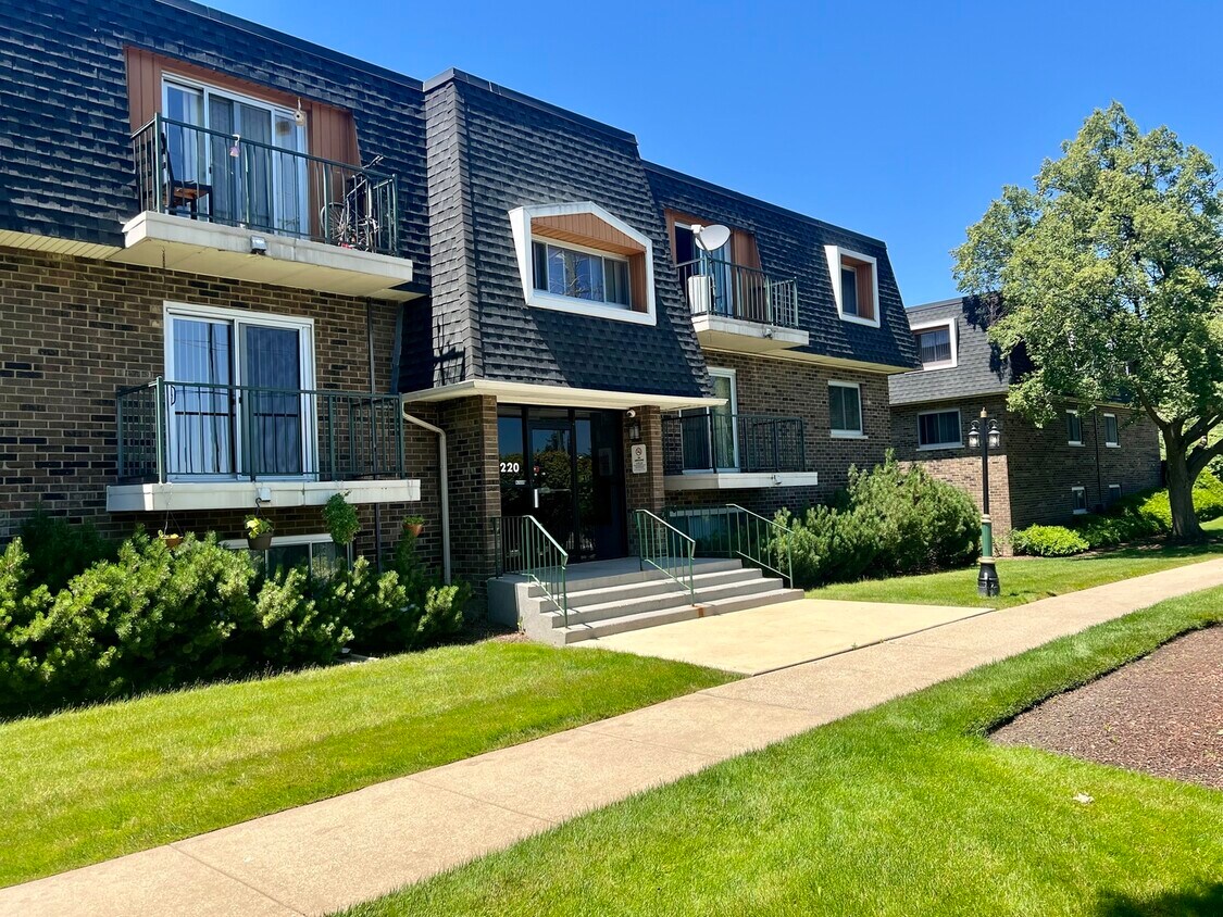 Foto principal - 3220 Sanders Rd