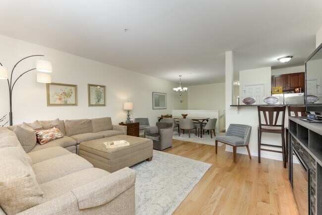 Building Photo - 241 W Oakbrook Dr