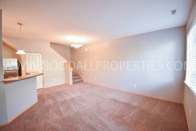 Foto del edificio - 2 Bedroom, 1.5 Bath Townhome in Jordan Creek area!