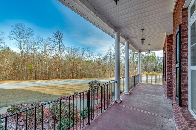 Building Photo - Huge 2 Homes in 1 with 2 full kitchens