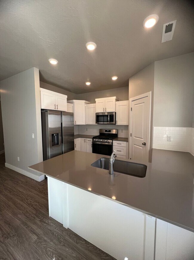 Foto del edificio - PRICE DROP!!!! 3 Bed/2 Bath Townhome Available NOW!!