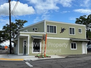 Building Photo - 133 NE Main St
