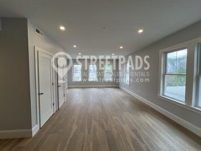 Building Photo - 3 bedroom in Boston MA 02135
