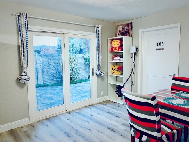 Dining room and patio door - 1495 Kavanaugh Dr