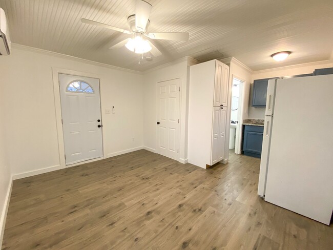 Building Photo - Recently renovated efficiency apartment in...