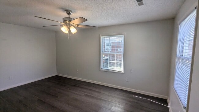 Building Photo - 907 Bennett St