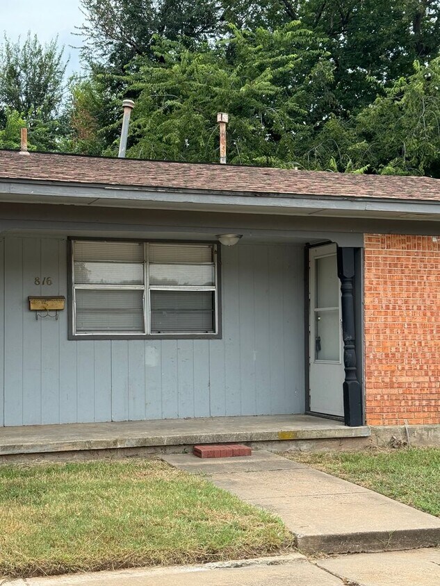 816818 Russell Cir Unit 816 Russell, Norman, OK 73071 Room for Rent