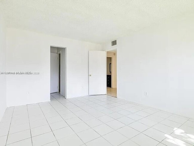 Foto del edificio - 14850 Naranja Lakes Blvd