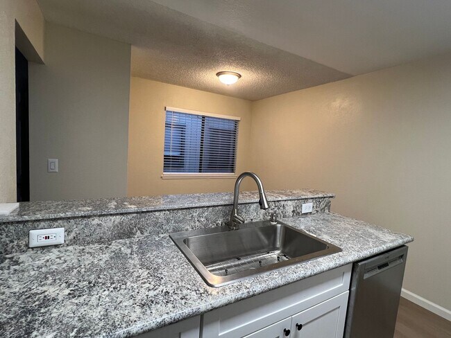 Foto del edificio - Updated South Natomas Condo