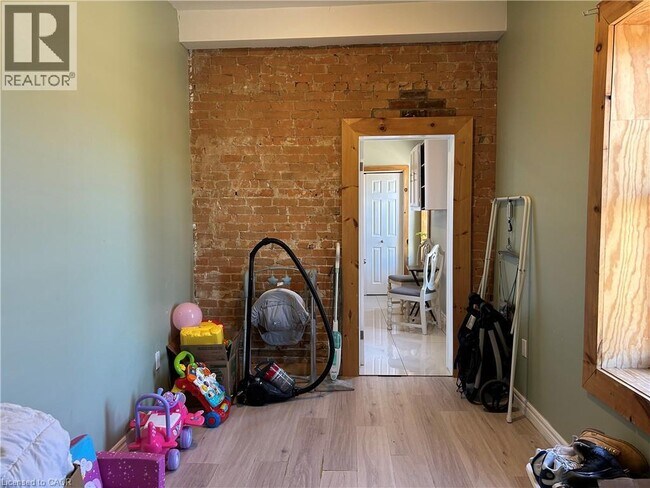 Building Photo - 68 Robinson St