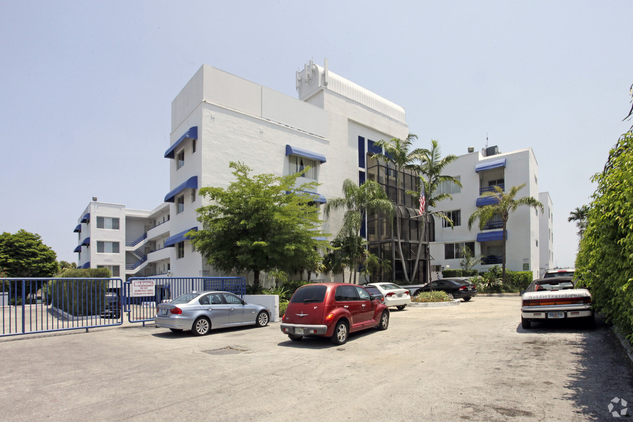 Primary Photo - Venetian Isle Apartments